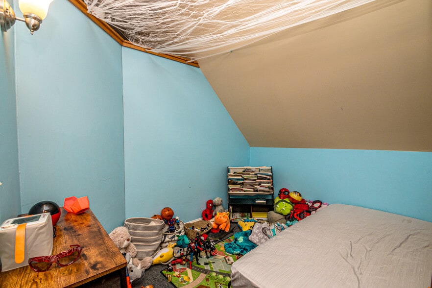 More Photos Of 12 Middle St, Lancaster Flex For Sale