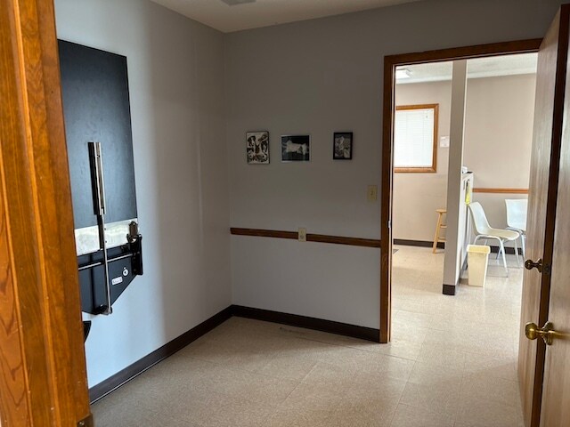More Photos Of 631 N Pershing St, Energy Veterinarian Kennel For Sale