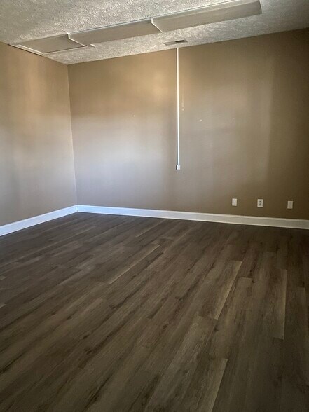 More Photos Of 2944 Breezewood Ave, Fayetteville Office For Lease