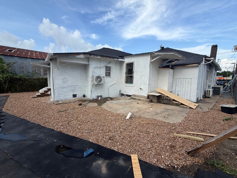 More Photos Of 304 S Lockwood Dr, Houston Storefront Retail Office For Sale
