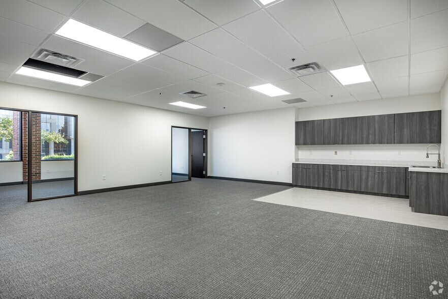 More Photos Of 17330 Preston Rd, Dallas Office For Lease