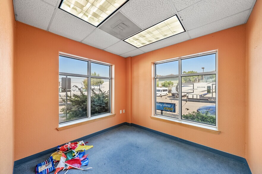 More Photos Of 3976 Crater Lake Ave, Medford Auto Dealership For Lease