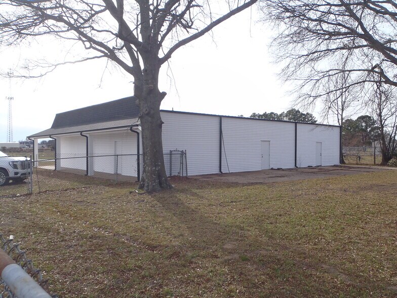 More Photos Of 2025 McLarty Dr, Newport Office For Sale