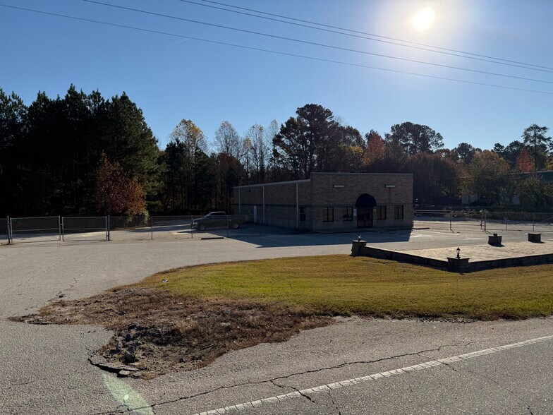 More Photos Of 930 Park Ave, Youngsville Warehouse For Lease