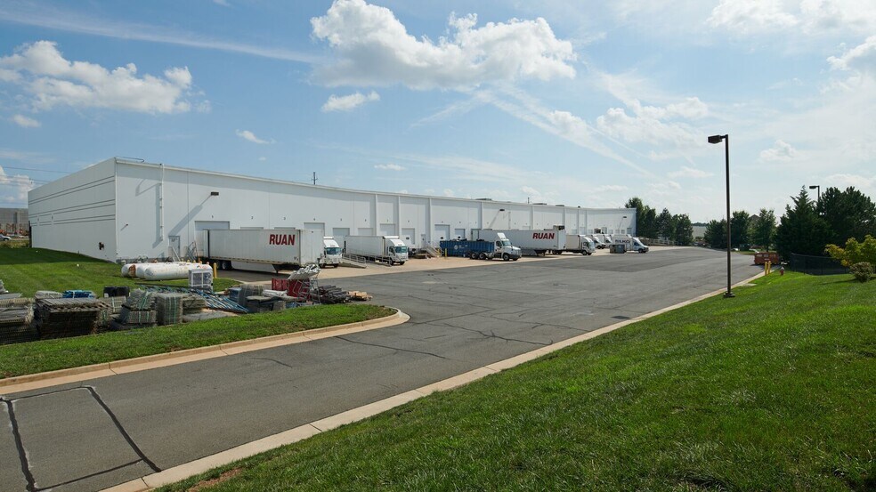 More Photos Of 23750 Pebble Run Dr, Sterling Warehouse For Lease