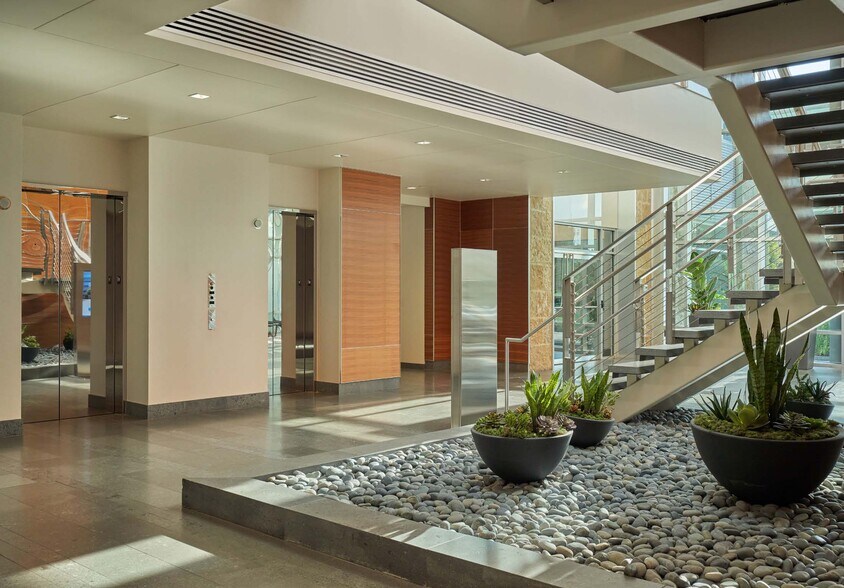 More Photos Of 5707 Southwest Pky, Austin Unknown For Lease