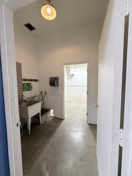 More Photos Of 155 S Pine St, Spokane Warehouse For Sale