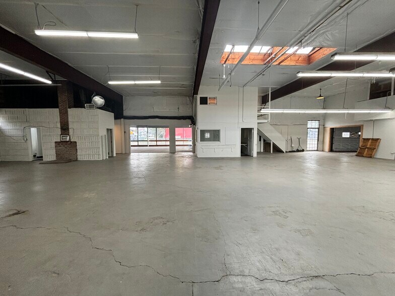 More Photos Of 1515 13th St SE, Salem Flex For Sale