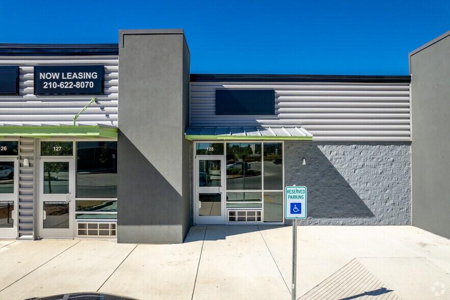 More Photos Of 8114 City Base Landing, San Antonio Flex For Lease