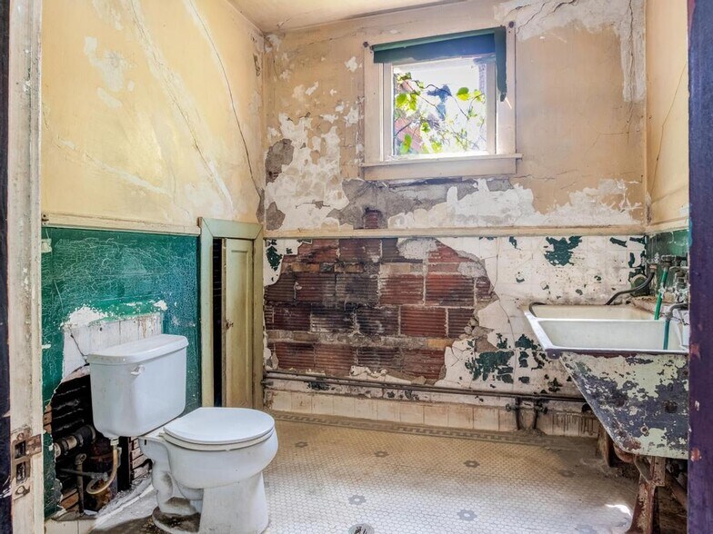 More Photos Of 800 Franklin Ave, Aliquippa Restaurant For Sale