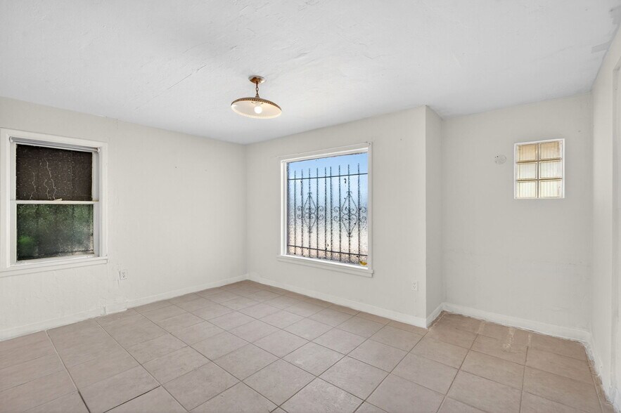 More Photos Of 4401 N 16th St, Phoenix Freestanding For Lease