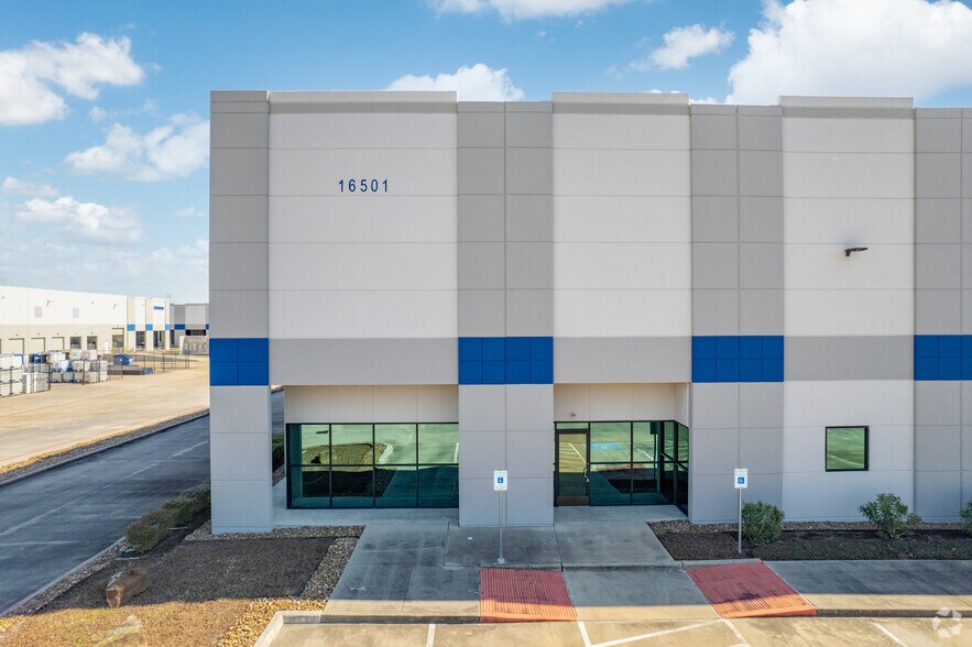 More Photos Of 16501 Central Green Blvd, Houston Warehouse For Lease