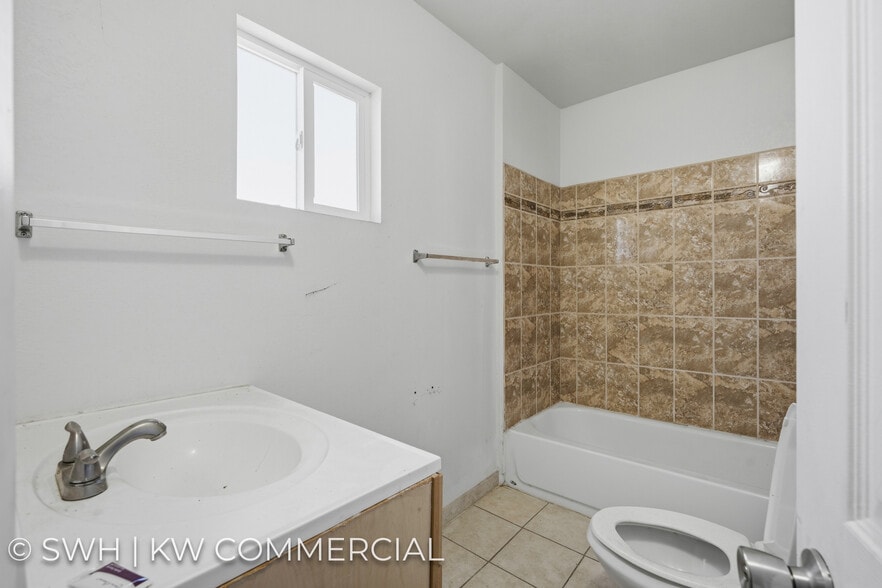 More Photos Of 130 Kern St, Taft Hotel For Sale