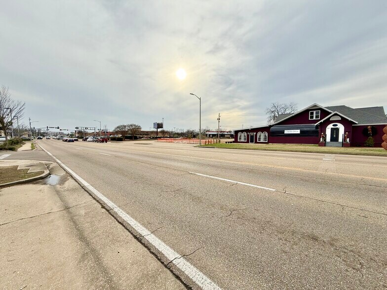 More Photos Of 208 N Gloster St, Tupelo Office For Sale