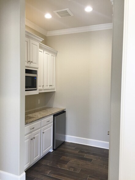 More Photos Of 6713 Old Jacksonville Hwy, Tyler Office For Lease