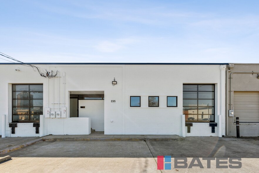 Primary Photo Of 2315 Farrington St, Dallas Showroom For Lease
