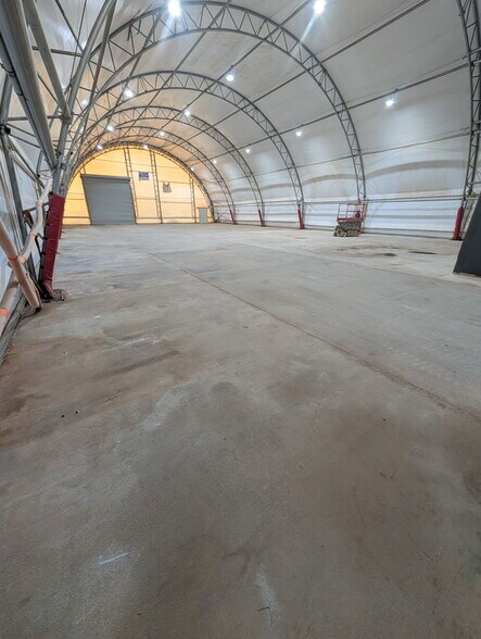 More Photos Of 3725 NE 104th St, Oklahoma City Light Distribution For Lease