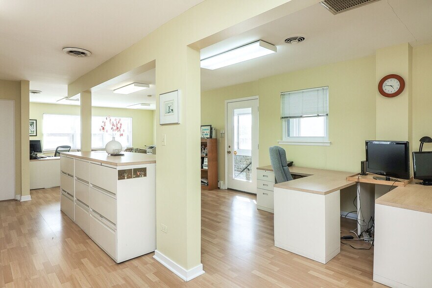 More Photos Of 152 Burlington Ave, Clarendon Hills Storefront Retail Office For Sale