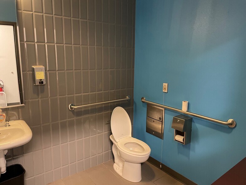 More Photos Of 3187 Paluxy Dr, Tyler Office For Sale