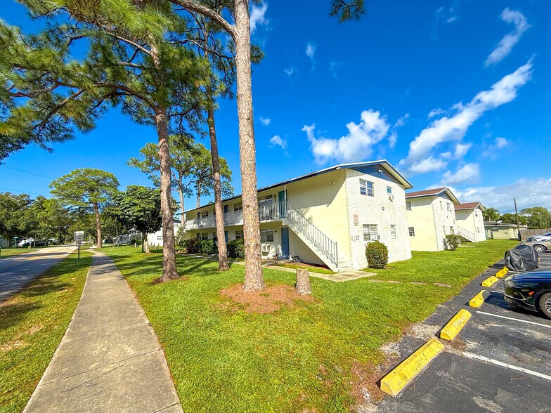 More Photos Of 1825 40th Ave, Vero Beach Apartments For Sale