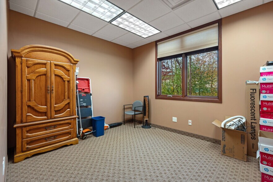 More Photos Of 225 Cedardale Dr SE, Owatonna Office For Sale