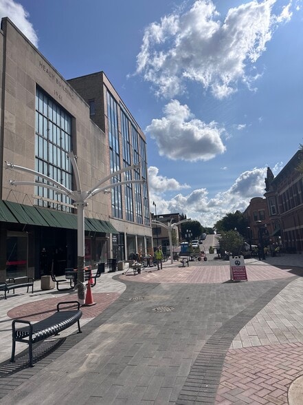 More Photos Of 40 Du Page Ct, Elgin Apartments For Lease