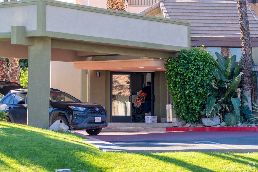 More Photos Of 1633 S Palm Canyon Dr, Palm Springs Hotel For Sale