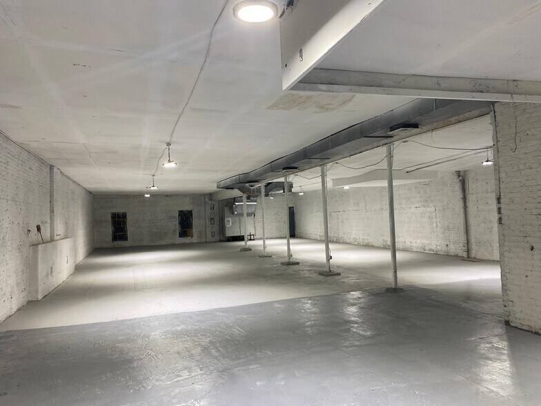 Primary Photo Of 2543 Jerome Ave, Bronx General Retail For Lease