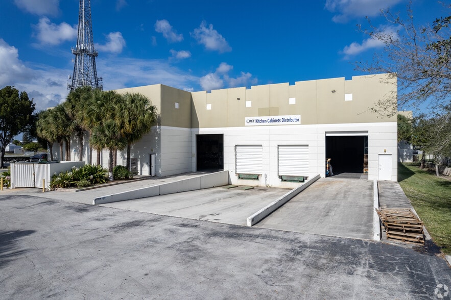 More Photos Of 1335 53rd St, Mangonia Park Warehouse For Lease