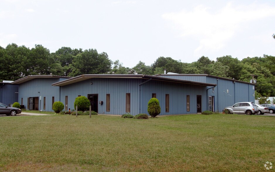 More Photos Of 12 Connerty Ct, East Brunswick Manufacturing For Lease