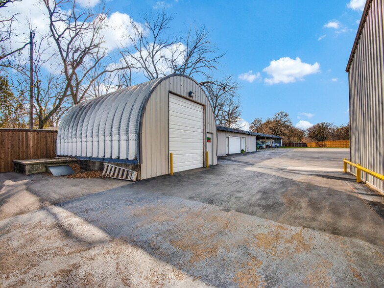 More Photos Of 708 E Hundley Dr, Lake Dallas Warehouse For Lease