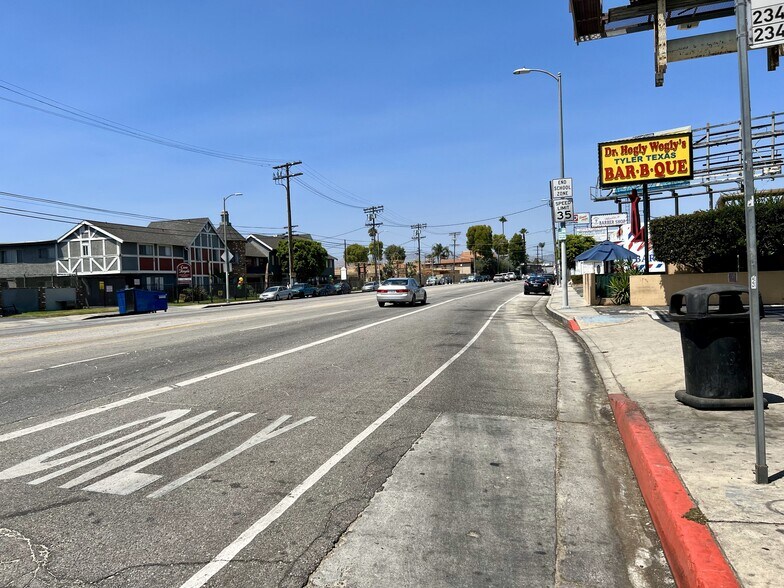 More Photos Of 8120-8122 Sepulveda Blvd, Panorama City Freestanding For Lease