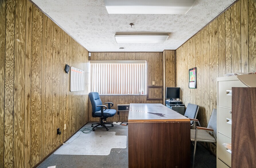 More Photos Of 413 Oxford Rd, Franklin Manufacturing For Sale