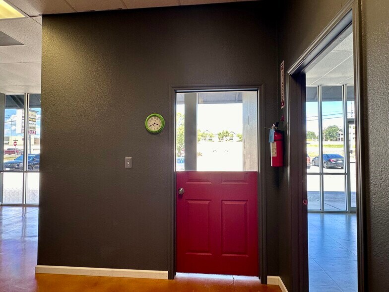 More Photos Of 8142 Shin Oak Dr, San Antonio Unknown For Lease