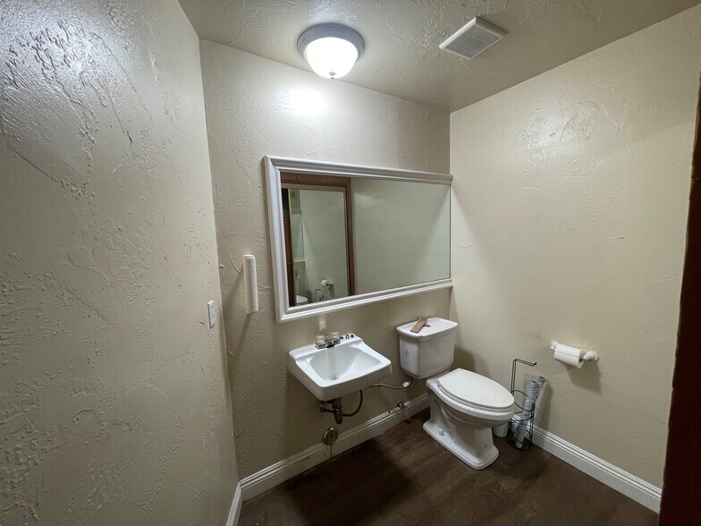 More Photos Of 7643 Foothill Blvd, Tujunga Storefront For Lease