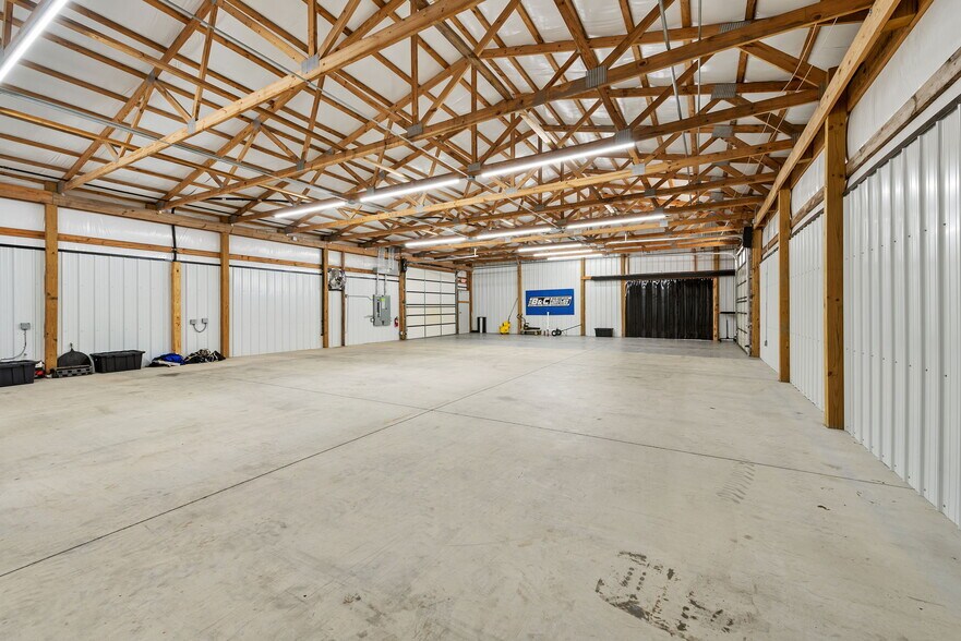 More Photos Of 26091 OK-51, Wagoner Showroom For Sale