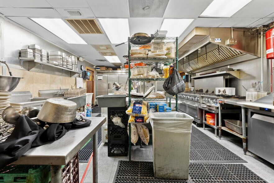 More Photos Of 7390 Shoal Line Blvd, Weeki Wachee Specialty For Sale