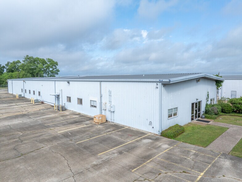 More Photos Of 718 Hangar Dr, New Iberia Warehouse For Sale