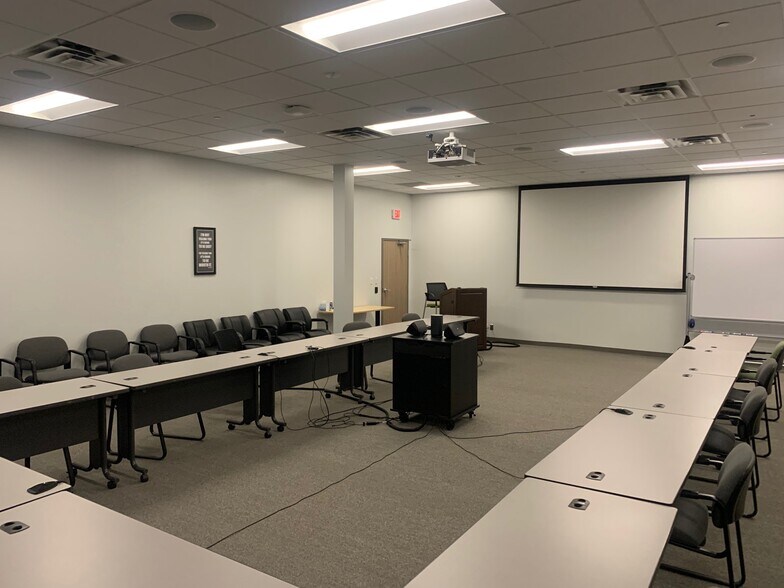 More Photos Of 7600-7650 Golden Triangle Dr, Eden Prairie Research And Development For Lease