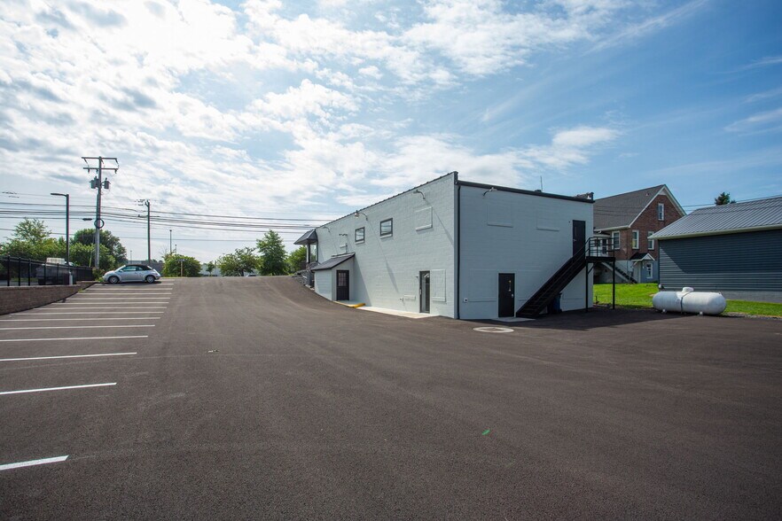 More Photos Of 384 Main st, Timberville Freestanding For Lease