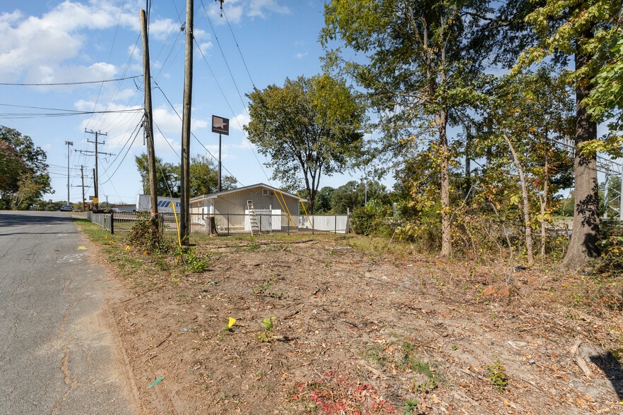 More Photos Of 9008 N Lakebrook Rd, Charlotte Light Distribution For Sale