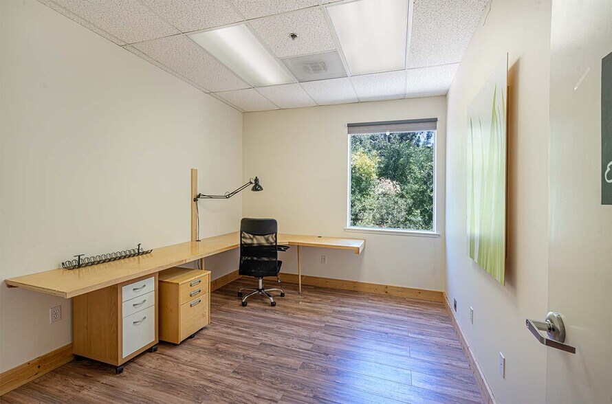 More Photos Of 8911 Lakewood Dr, Windsor Medical For Lease