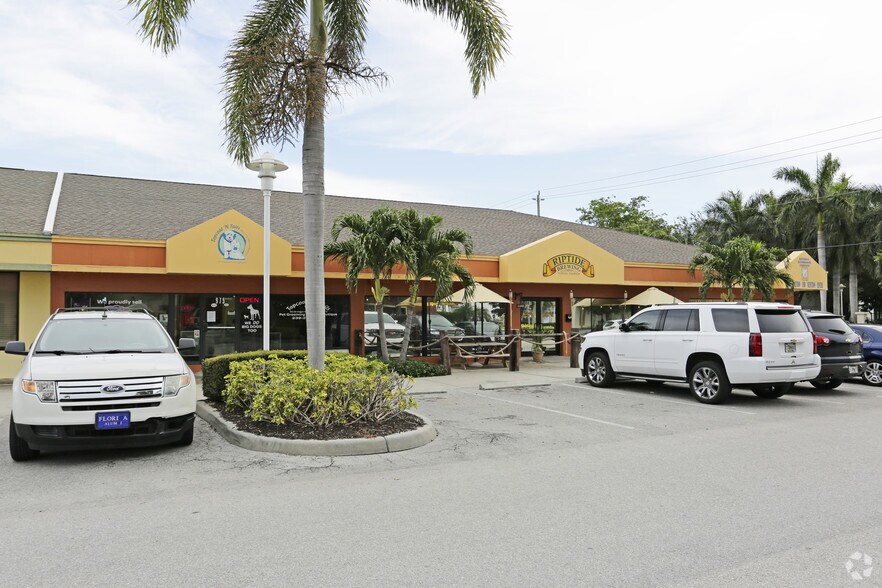 More Photos Of 975-997 3rd Ave N, Naples Storefront For Lease