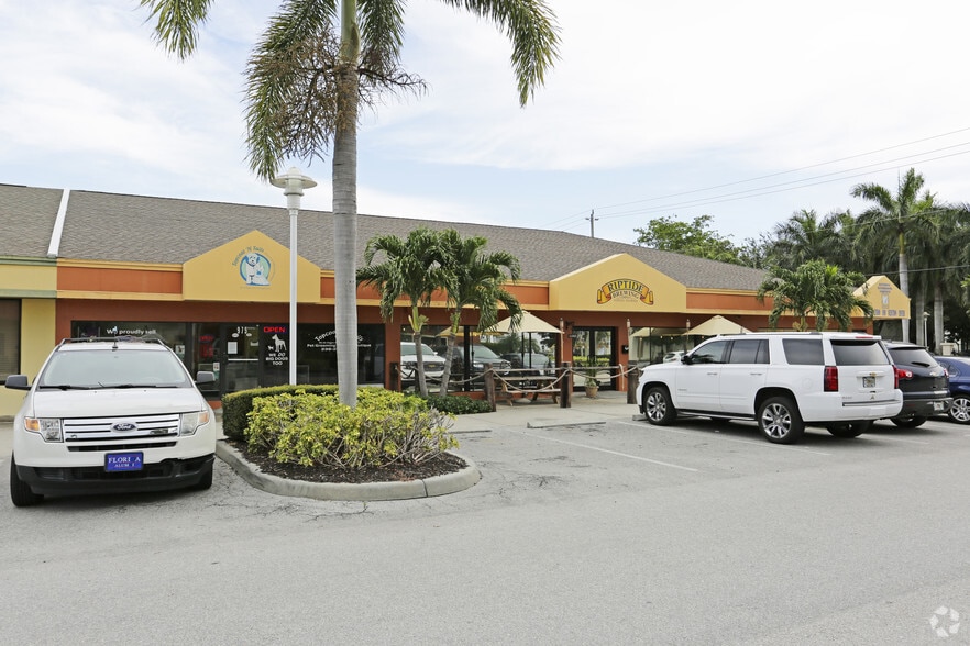 More Photos Of 975-997 3rd Ave N, Naples Storefront For Lease