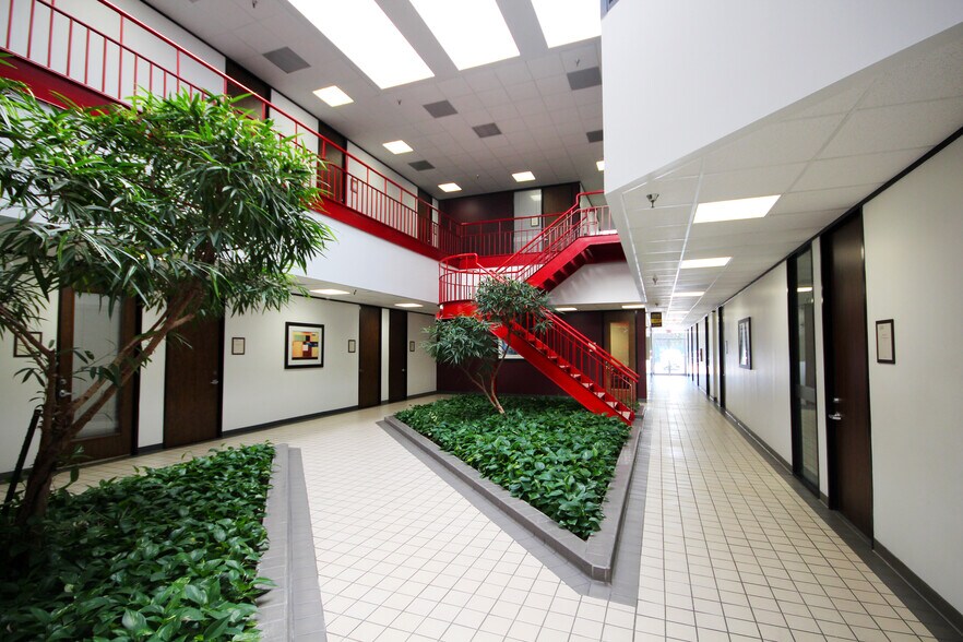 More Photos Of 16903 Red Oak Dr, Houston Office For Lease