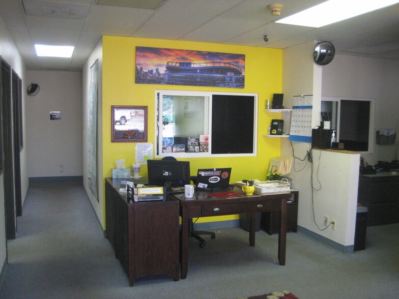 More Photos Of 9848-9858 W Girton Dr, Lakewood Office For Lease