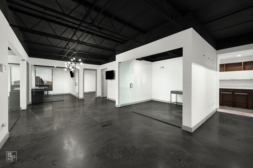 More Photos Of 1322 W Walton St, Chicago Light Distribution For Lease