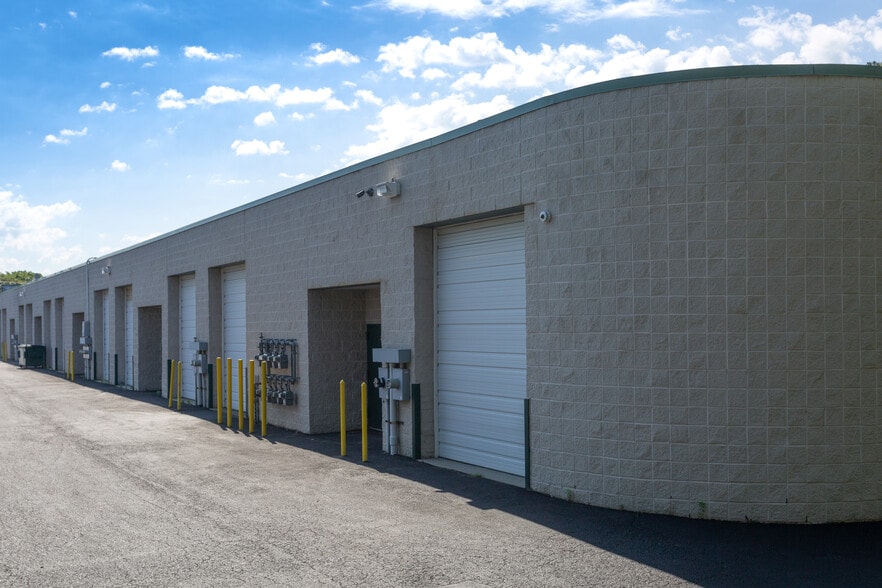 More Photos Of 850 Lincoln Ave, Bohemia Warehouse For Lease