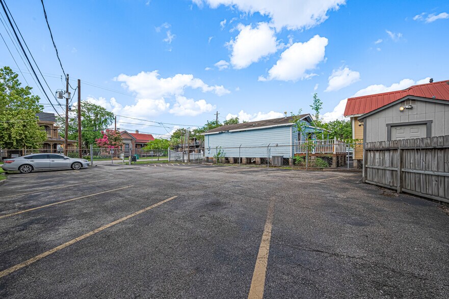 More Photos Of 1914 N Memorial Way, Houston Office For Lease