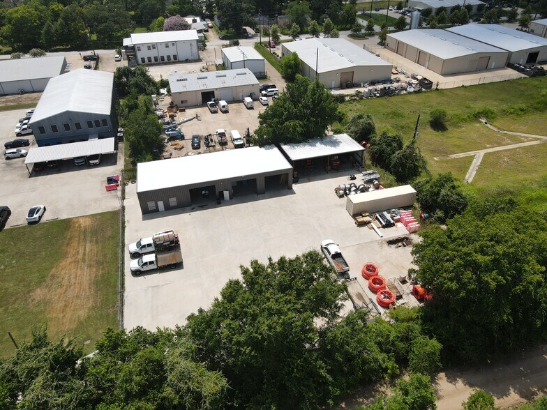 More Photos Of 17130 Groeschke Rd, Houston Warehouse For Lease